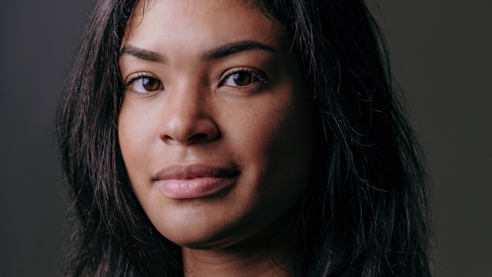 pregnant woman curious about the early pregnancy symptoms